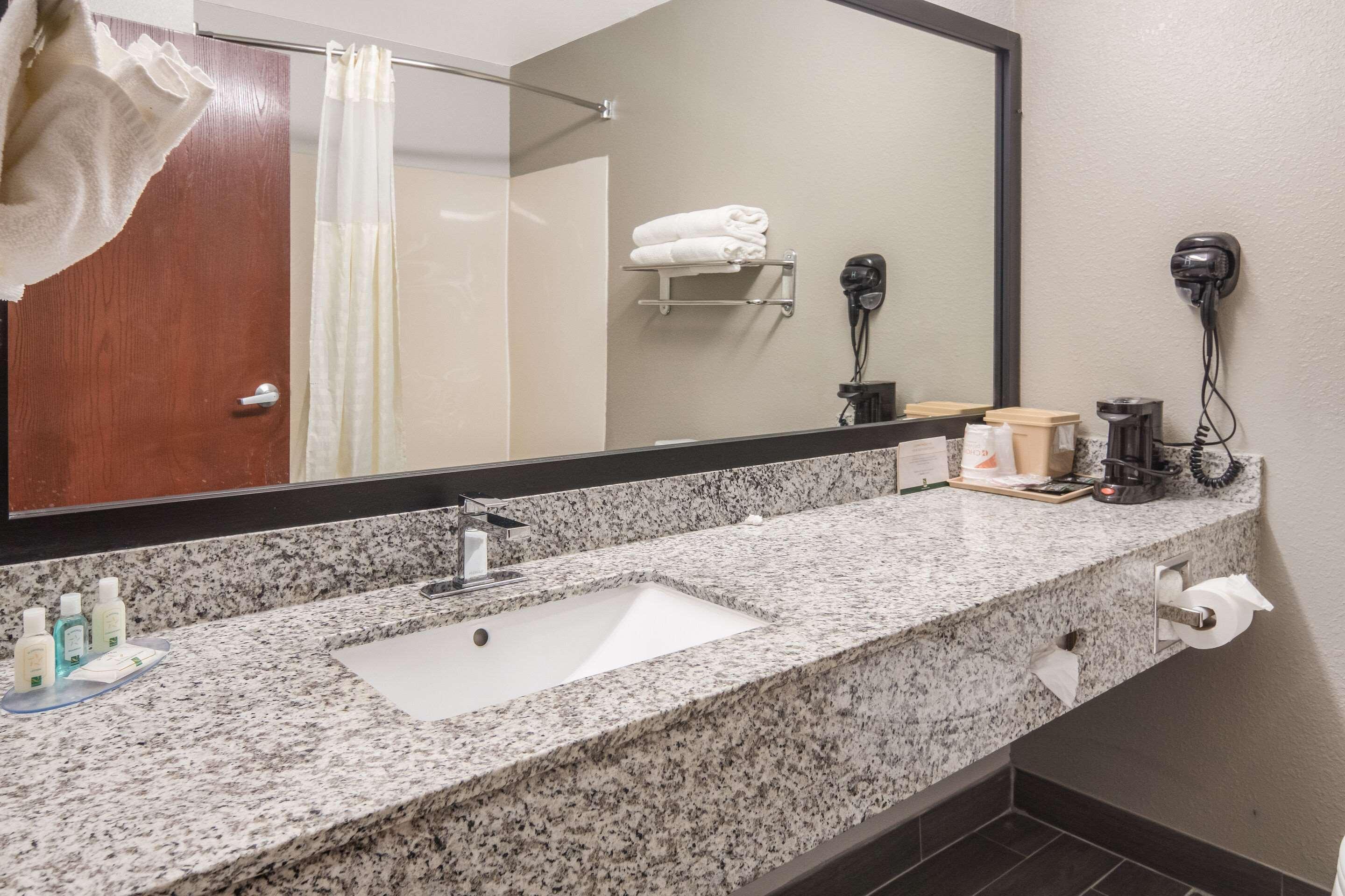 Quality Inn & Suites Fort Worth Extérieur photo