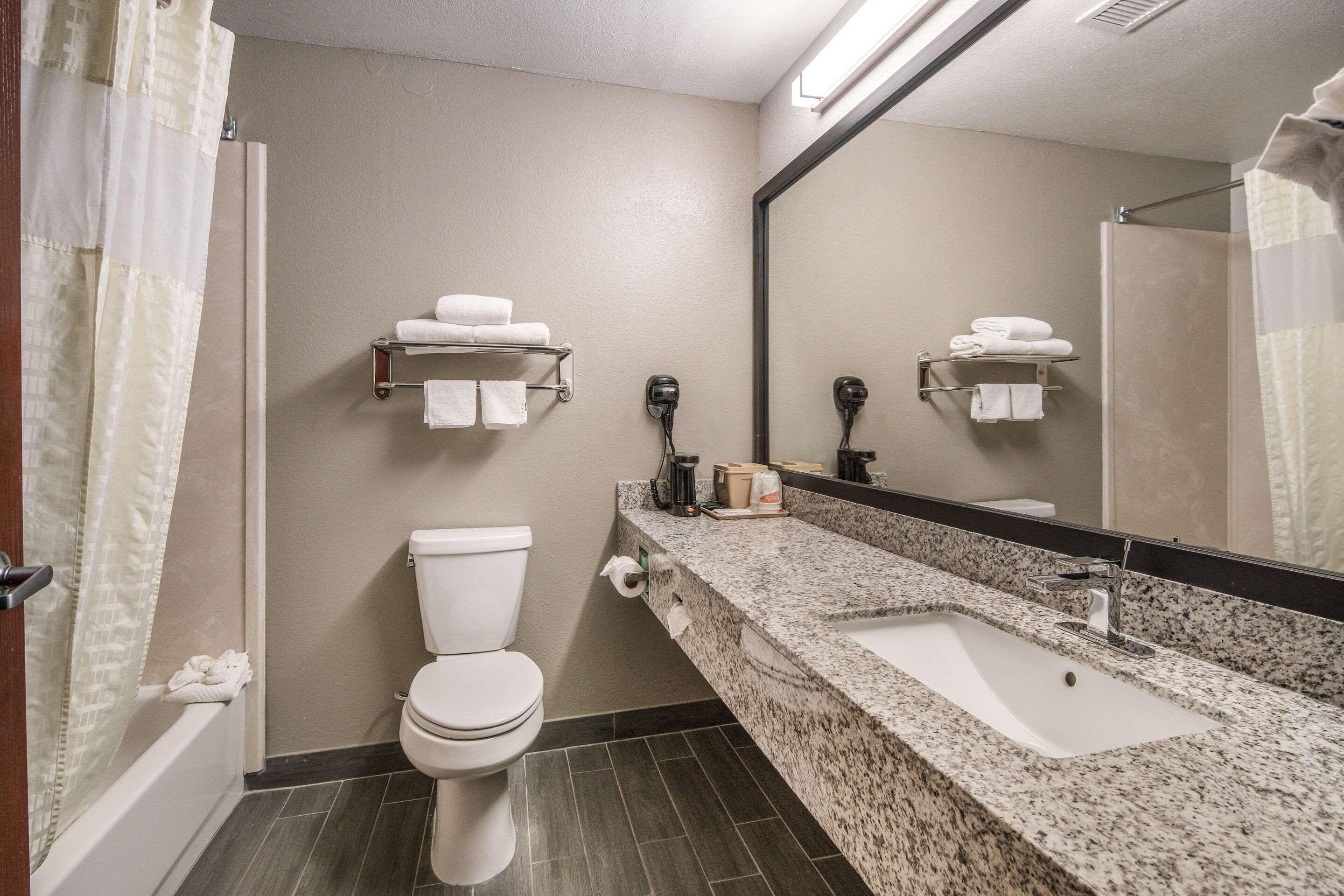 Quality Inn & Suites Fort Worth Extérieur photo