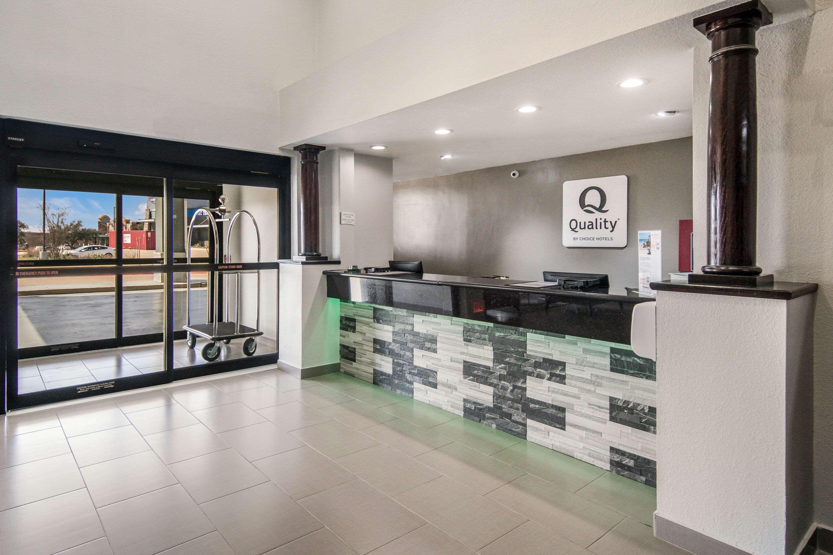 Quality Inn & Suites Fort Worth Extérieur photo