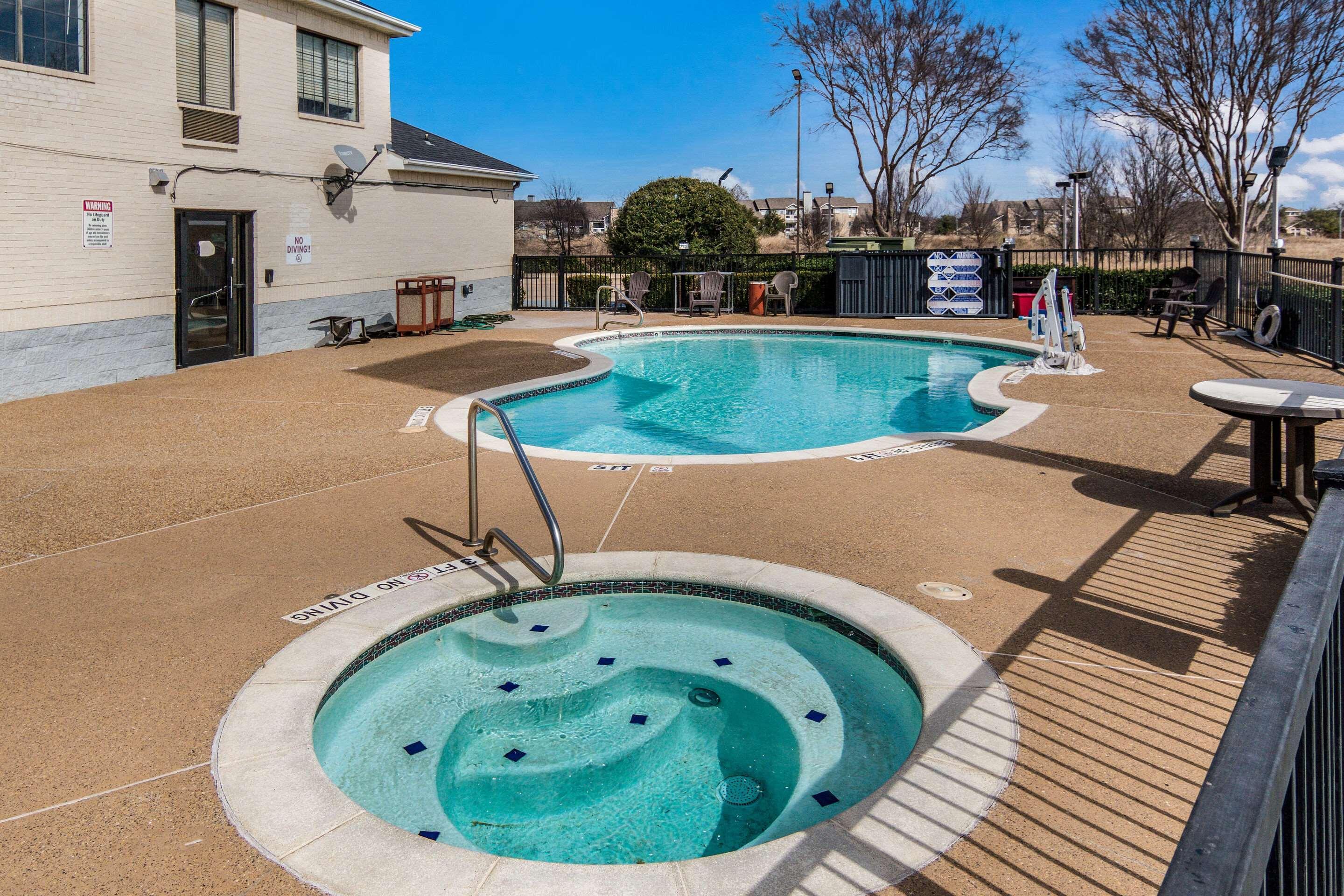 Quality Inn & Suites Fort Worth Extérieur photo