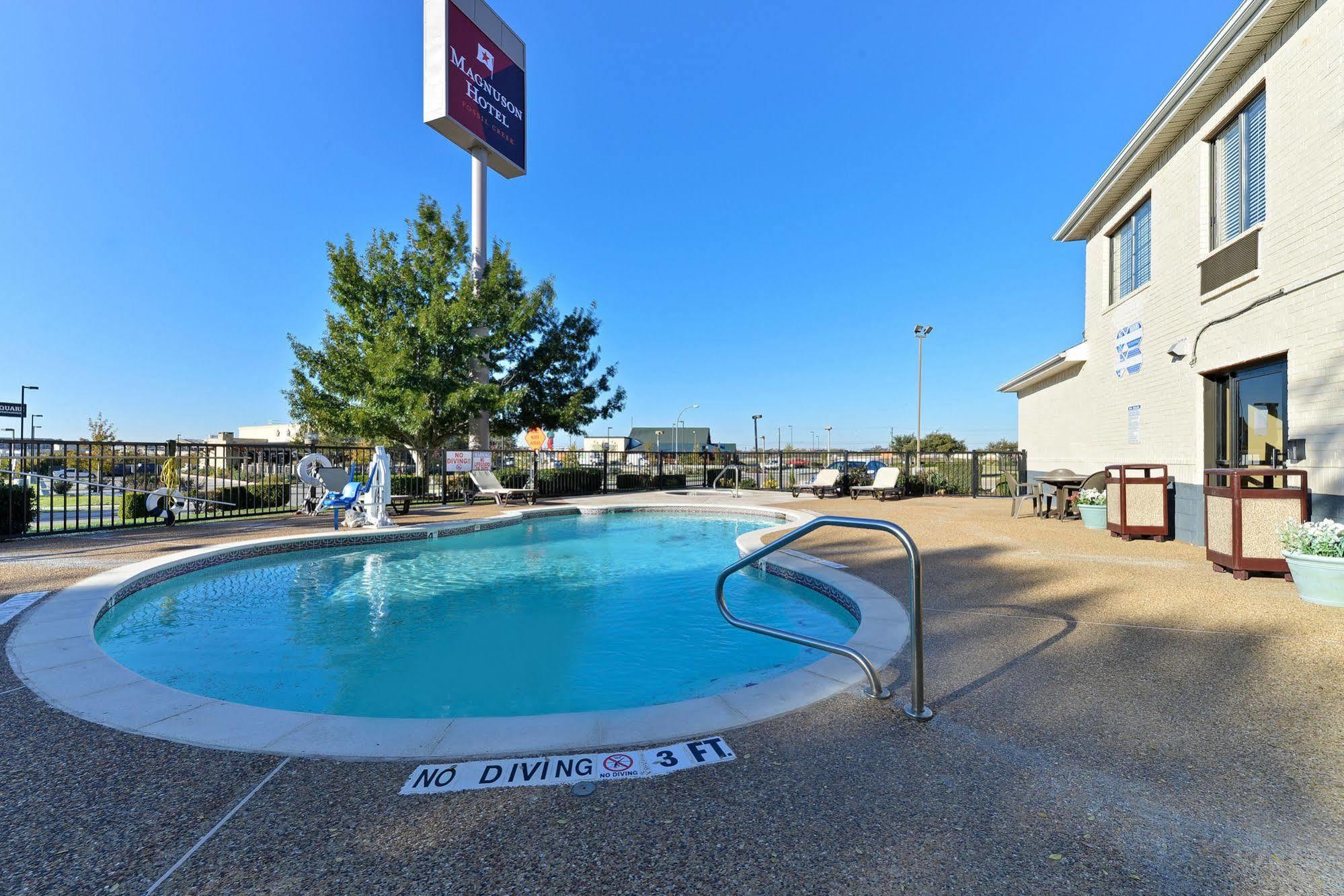 Quality Inn & Suites Fort Worth Extérieur photo