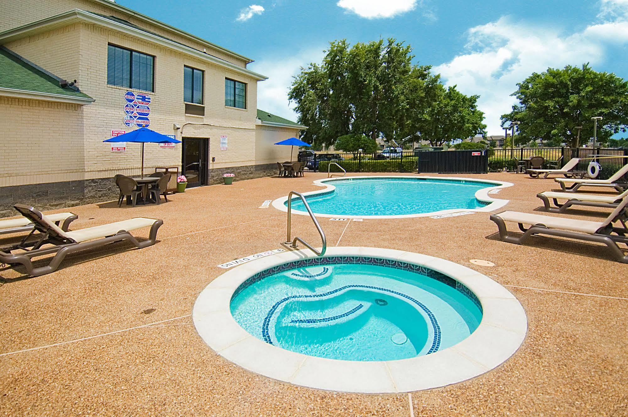 Quality Inn & Suites Fort Worth Extérieur photo