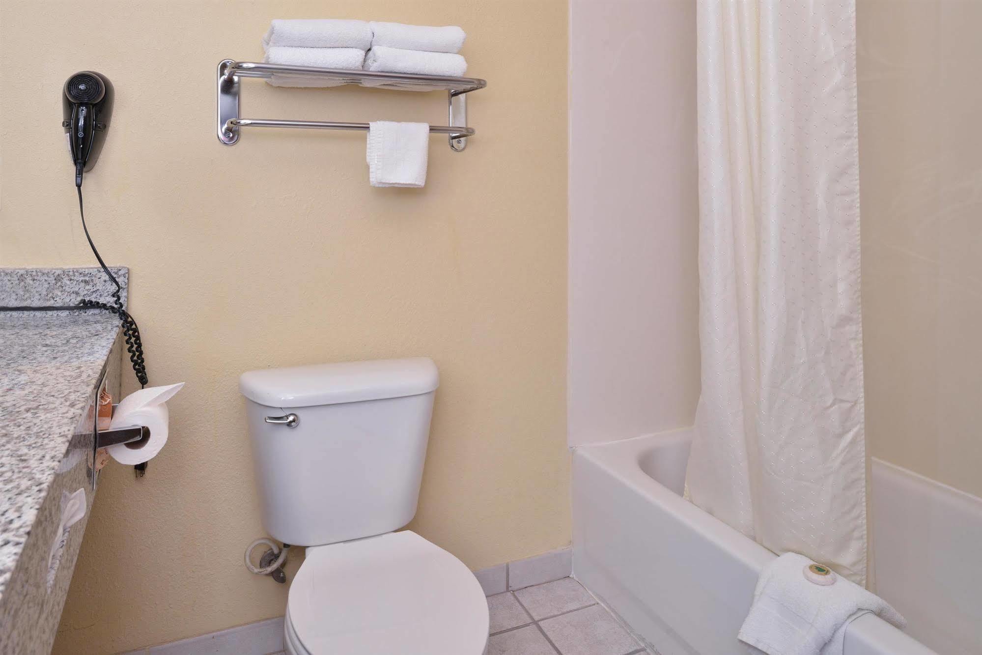 Quality Inn & Suites Fort Worth Extérieur photo