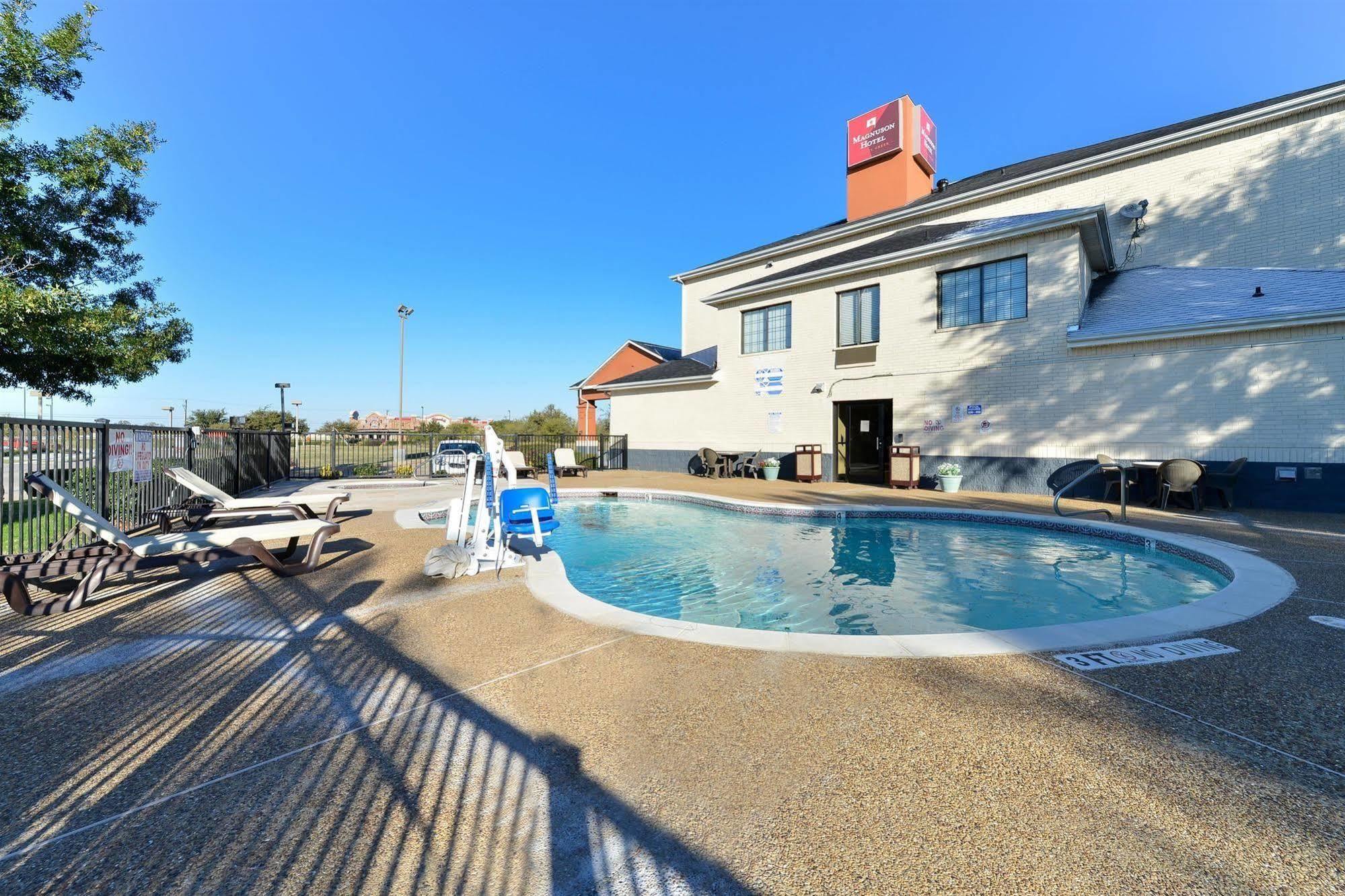 Quality Inn & Suites Fort Worth Extérieur photo